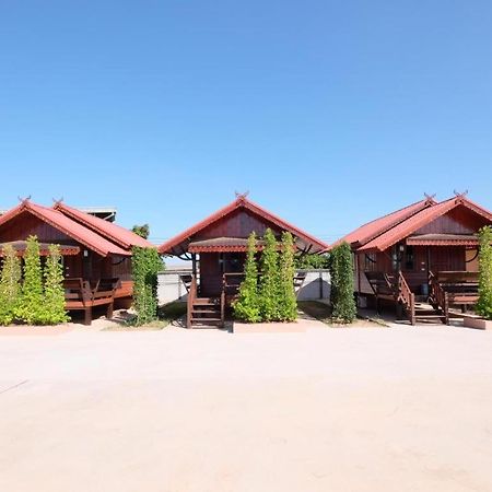 Prakaithong Hotel Amphoe Sawang Daen Din Екстериор снимка