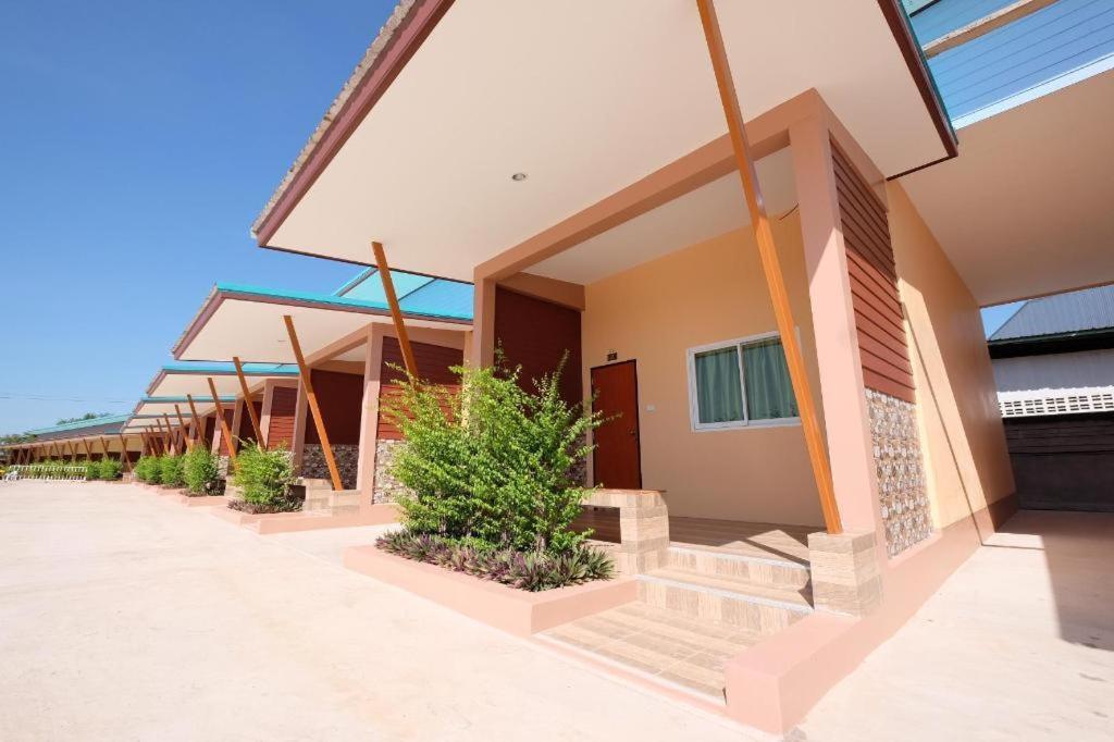 Prakaithong Hotel Amphoe Sawang Daen Din Екстериор снимка