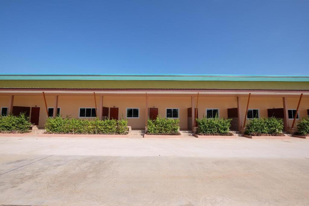 Prakaithong Hotel Amphoe Sawang Daen Din Екстериор снимка