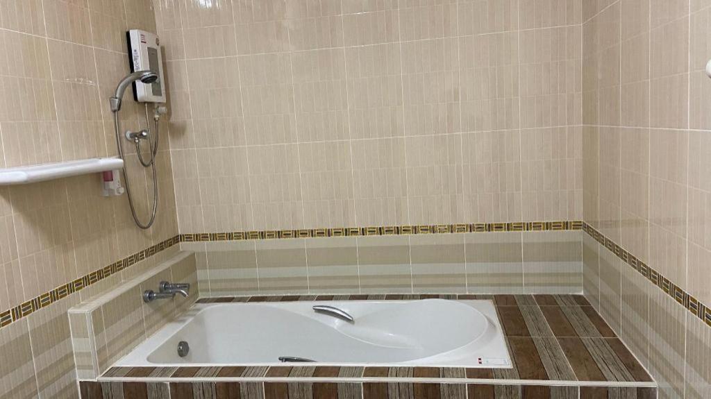 Prakaithong Hotel Amphoe Sawang Daen Din Екстериор снимка