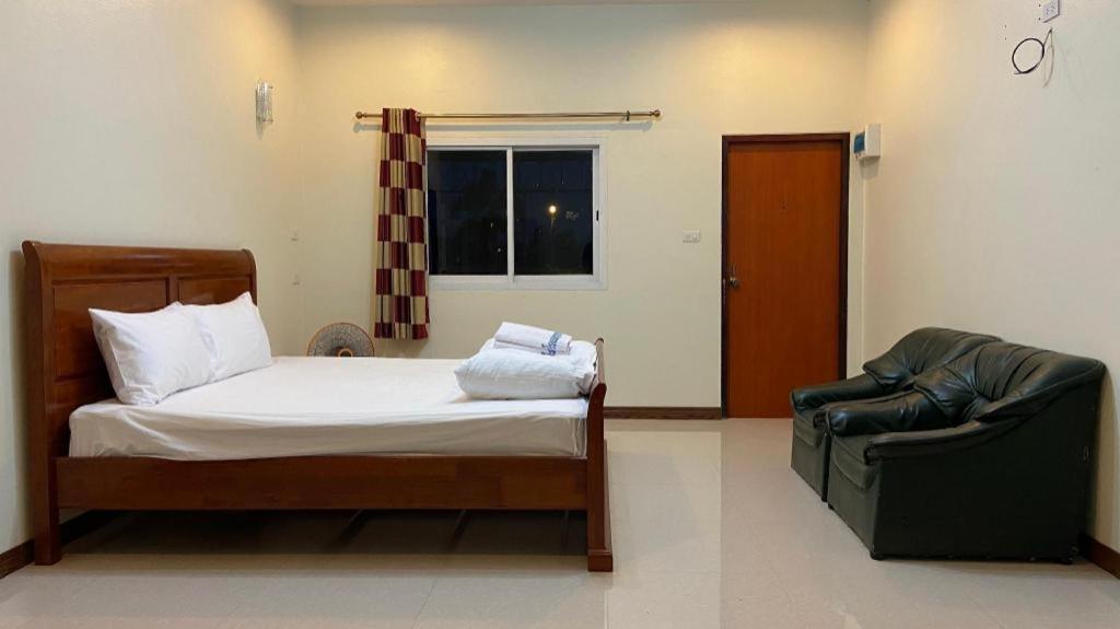 Prakaithong Hotel Amphoe Sawang Daen Din Екстериор снимка
